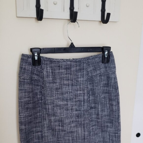 Like NEW Banana Republic navy and white tweed lined pencil skirt - Picture 6 of 6